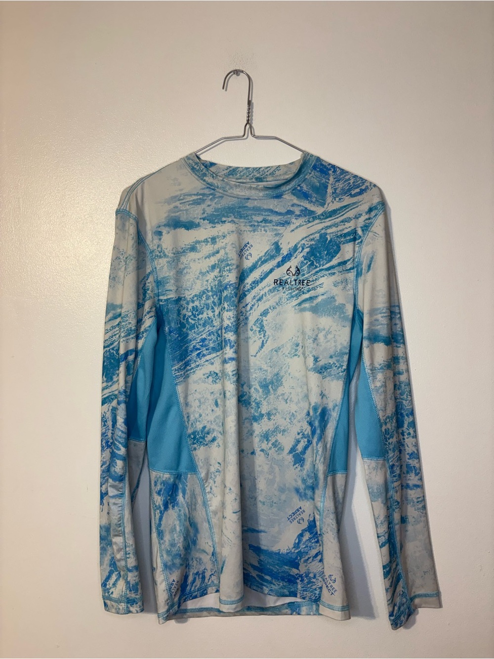 Realtree Men's Long-Sleeve Swim Rash Guard in Light Blue Wave Print